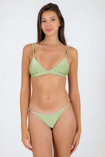 Load image into Gallery viewer, Model Front: Rio De Sol Set Set Oliva Tri-Fixo California