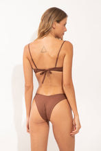 Load image into Gallery viewer, Model Back: Wednesday In Hawaii By Rio De Sol Top Top Coco Shell