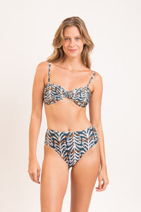 Model Front: Rio De Sol Set Set Ikat Twist Hotpants